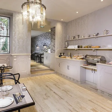 Grand Des Balcons Hotel